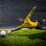 Kiper Profesional: Teknik Dan Strategi Menjaga Gawang