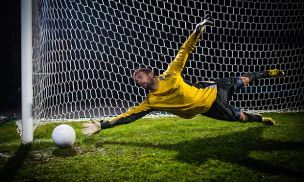 Kiper Profesional: Teknik Dan Strategi Menjaga Gawang